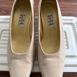 Vintage Nine West Beige Leather Pumps – Classic Square Toe Low Heel, Size 6.5M